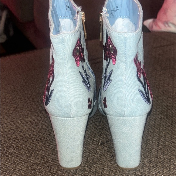 BAMBOO Light Blue Embroidered Heeled Boots - Picture 5 of 6
